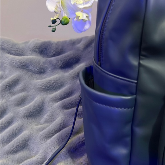 Simply Vera Vera Wang Blue Faux Leather Backpack GUC retail $79 - Picture 3 of 12
